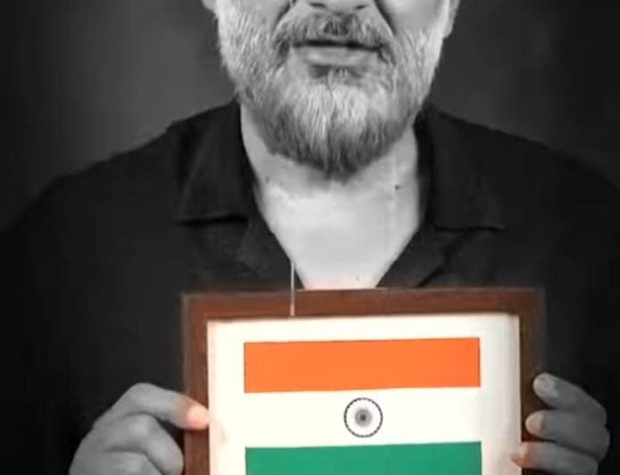 વિવેક રંજન અગ્નિહોત્રીએ સ્વતંત્રતા દિવસ પહેલા, ભારતમાં ગર્વથી રચાયેલ અધિકૃત ભારતીય ધ્વજ ભેટ આપવા માટે અવાજ ફેલાવ્યો